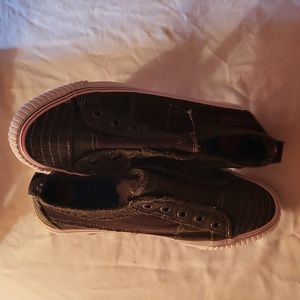 Women's sneakers size 9.5